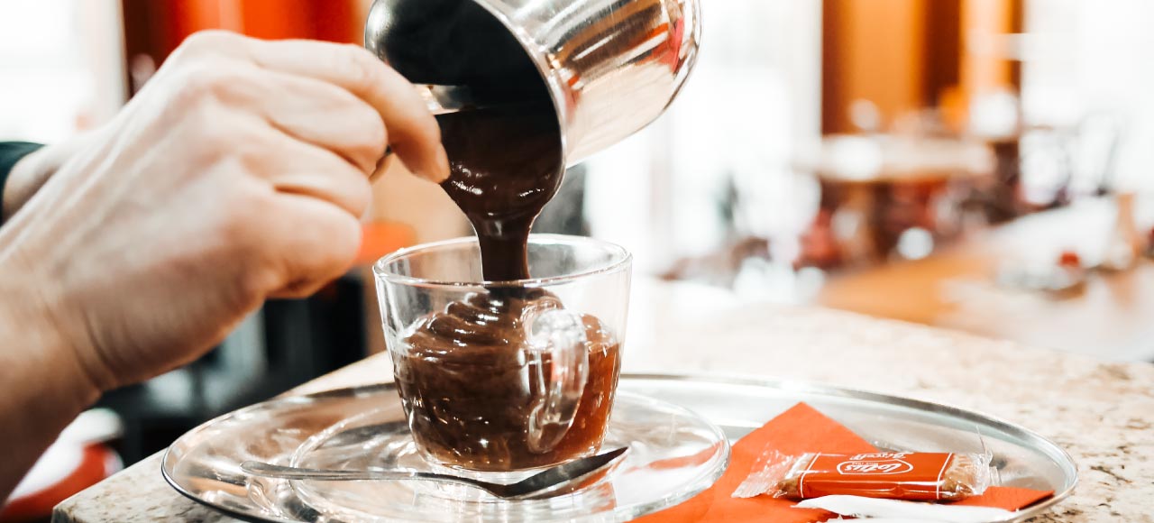 barista preparando bebida com chocolate derretido
