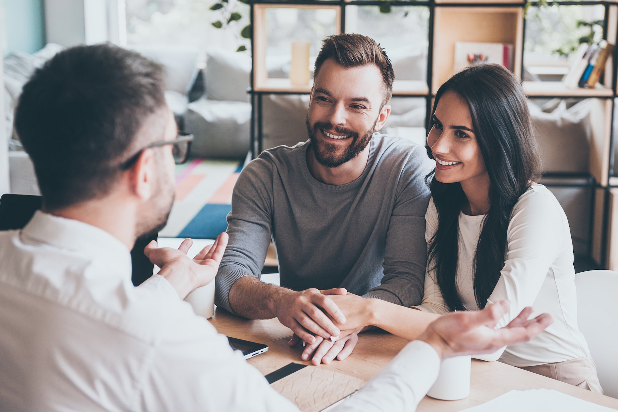 Um homem e uma mulher felizes em uma consulta com especialista em genética