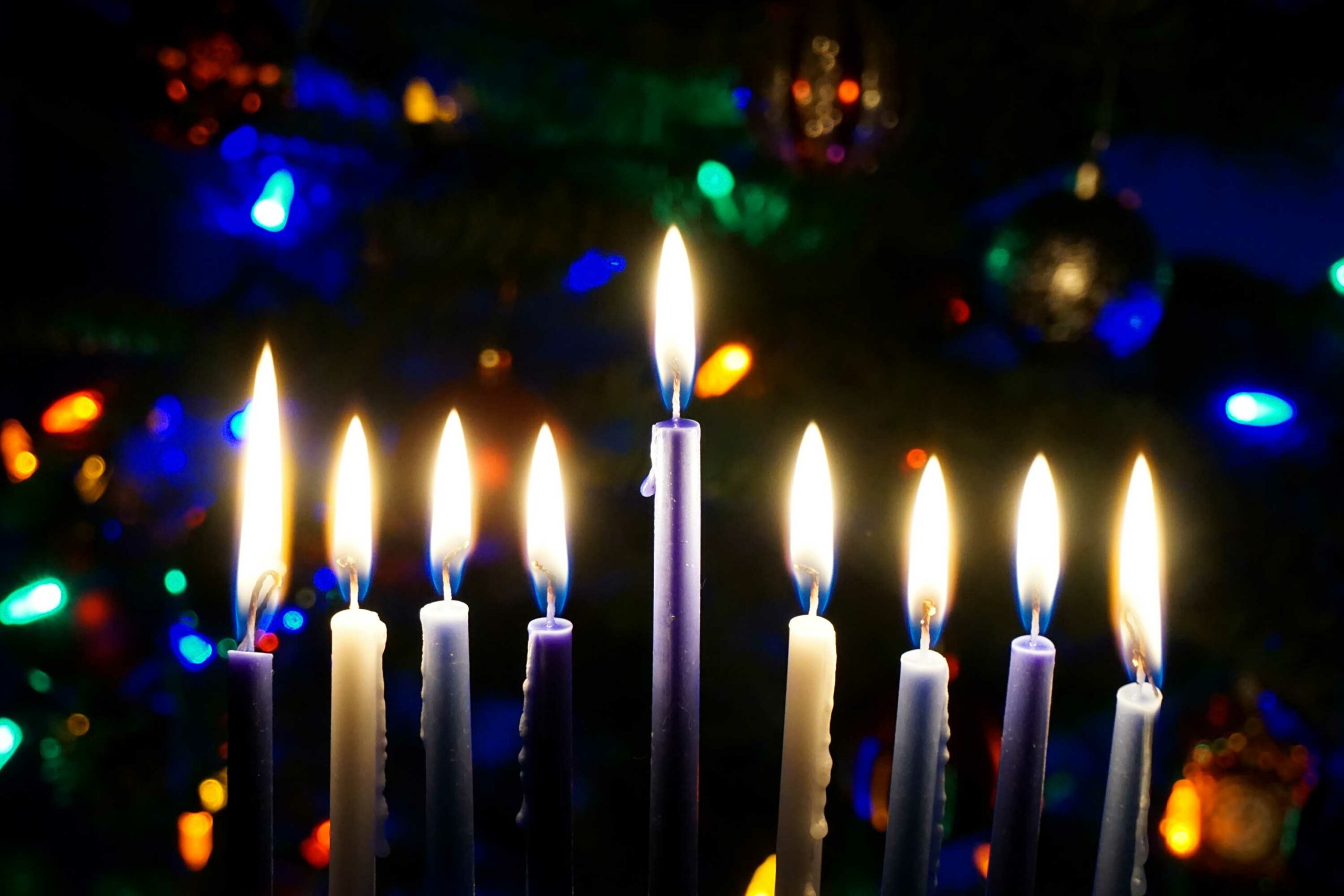 Topo de uma chanuquiá com todas as velas acesas