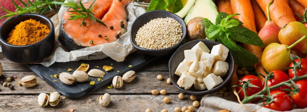 A dieta mediterrânea é composta por alimentos como frutas, cereais, oleaginosas e castanhas.