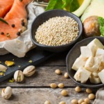 A dieta mediterrânea é composta por alimentos como frutas, cereais, oleaginosas e castanhas.