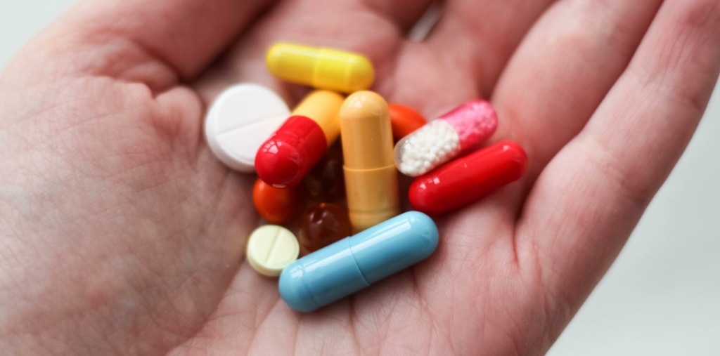 Diversos formatos de medicamentos, como cápsulas e comprimidos