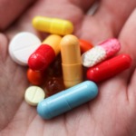 Diversos formatos de medicamentos, como cápsulas e comprimidos